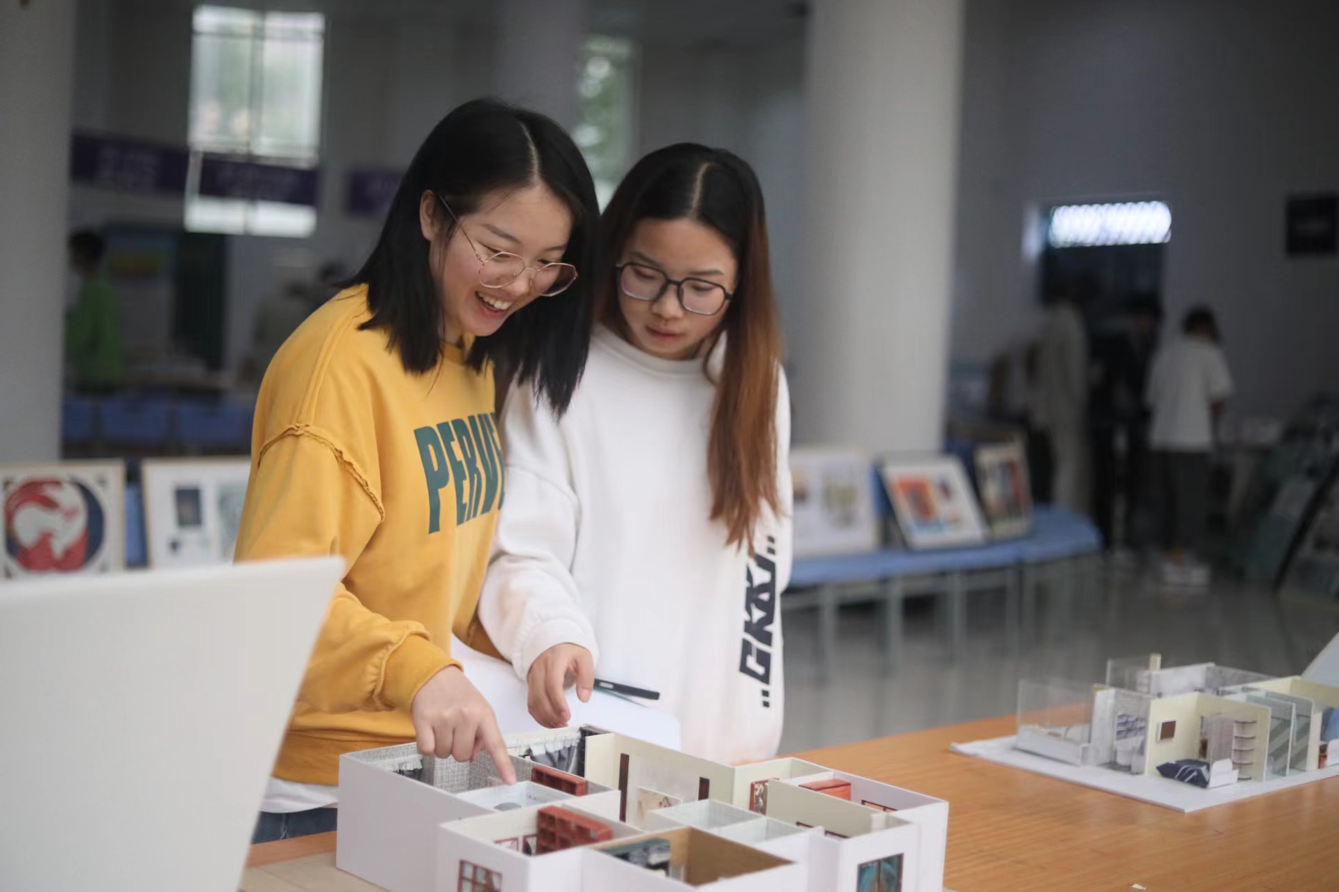 职教结硕果，生活更美好！建筑工程学院开展 “职业教育活动周暨2019级毕业生毕业设计作品展活动”(图1)