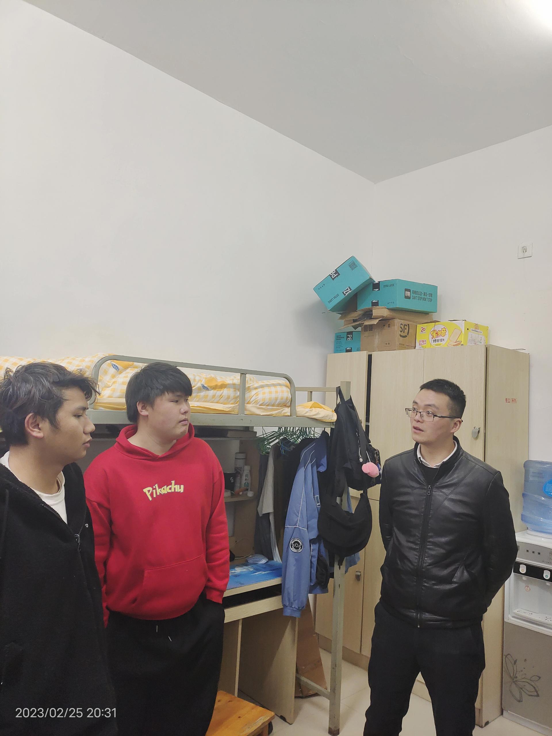 育人暖心，关怀入寝——建筑工程学院深入宿舍走访探望返校学生(图2)