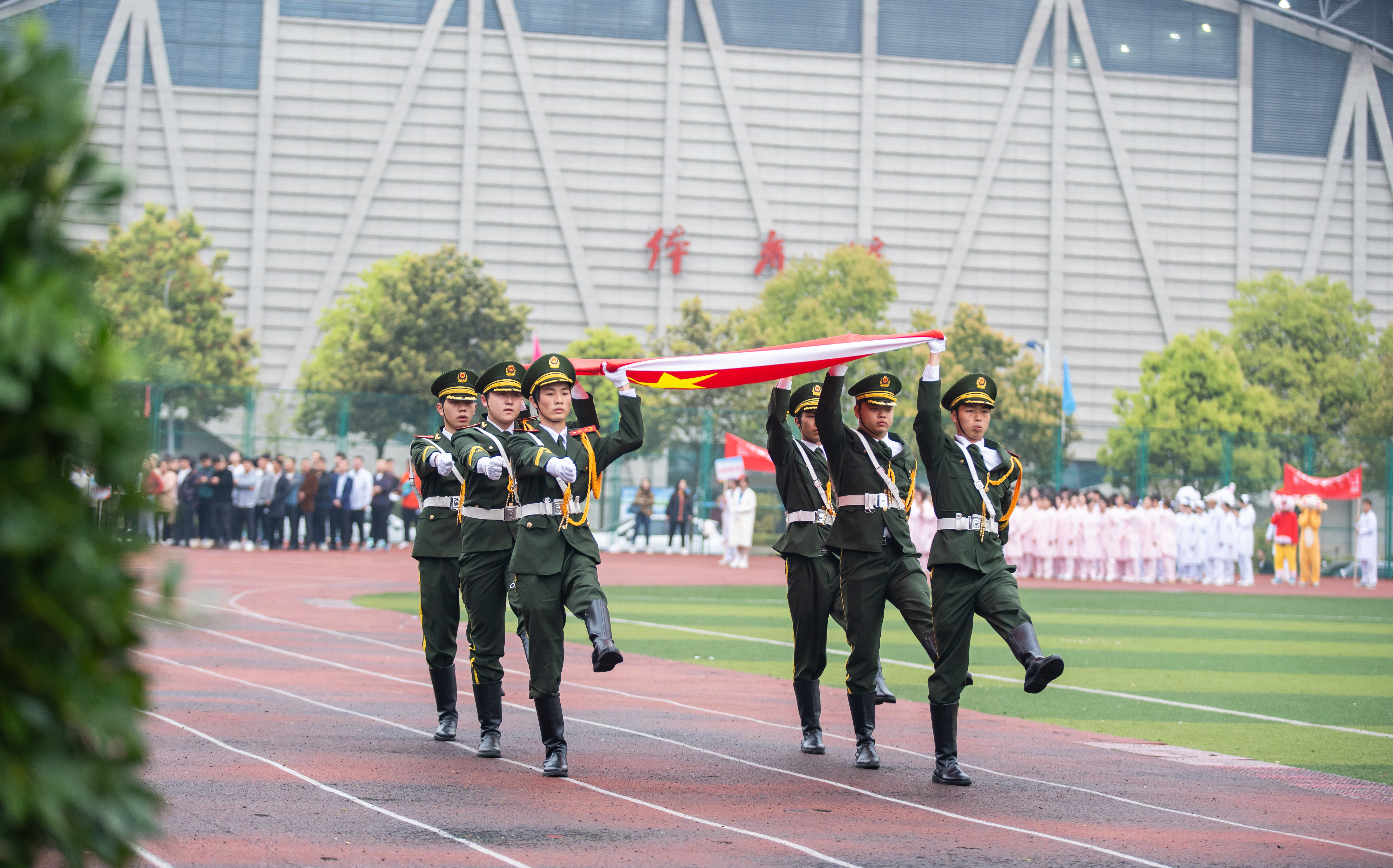 弘扬时代精神 谱写青春华章丨华体会体育(中国)hth·官方网站第八届田径运动会开幕(图3)